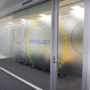 Decal kính mờ 15 custom privacy window film2 orig 600x400 1 Decal kính mờ In ấn Đăk Lăk - In nhanh Buôn Ma Thuột